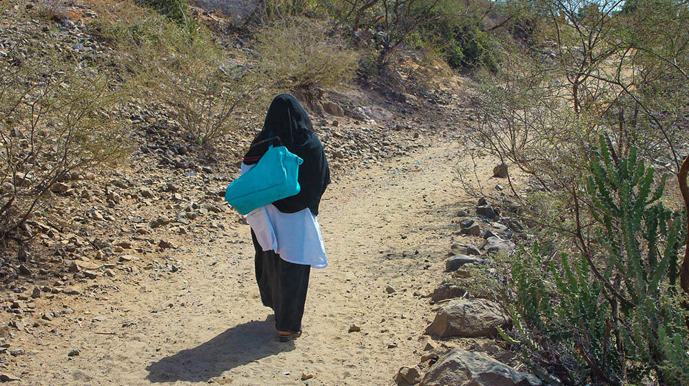 A midwife on her way to a house call in a conflict-affected village of Yemen. © UNFPA Yemen