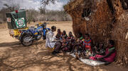 Alors que la sécheresse s’accentue encore au Kenya, une moto-ambulance aide les femmes à bénéficier de soins de santé essentiels