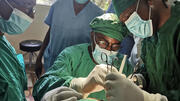 Redonner espoir, reconstruire des vies : un jour dans la vie d’un chirurgien de la fistule en Zambie