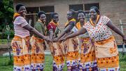 Maestros y madres aúnan esfuerzos para mantener a las niñas en la escuela en Malawi