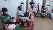 Trabajadores sanitarios en África occidental "corren peligro diario" mientras prestan servicios sanitarios reproductiva