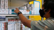 El programa de vales en efectivo apoyado por el UNFPA facilita el acceso a la atención de las mujeres que viven con el VIH en Indonesia