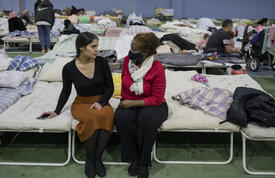 Dr Natalia Kanem speaks with young refguee women at a shelter in Chisinau, Moldova