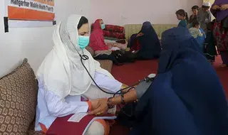 En Afghanistan, des équipes médicales mobiles proposent des…
