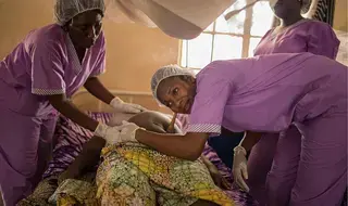 Un an après la fin d'Ebola, les sages-femmes contribuent à…