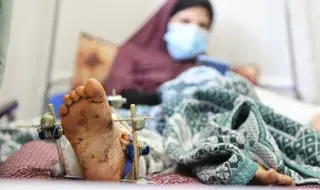 بعد شهر من الحصار والقصف وتدمير النظام الصحي، النساء الحوامل في…