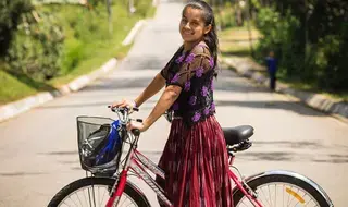 Bicicletas ofrecen un sabor de libertad a las niñas indígenas de...