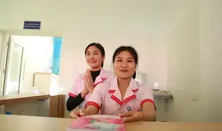 Des héroïnes en rose : les sages-femmes lao défendent les droits…