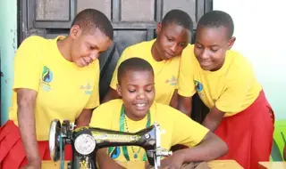 Campeona del cambio: Una joven activista de Tanzania aboga por...