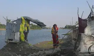 Bangladesh : après le cyclone, des photographes en herbe…