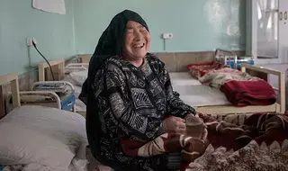 Después del trauma del parto, las afganas emergen de la vida en...